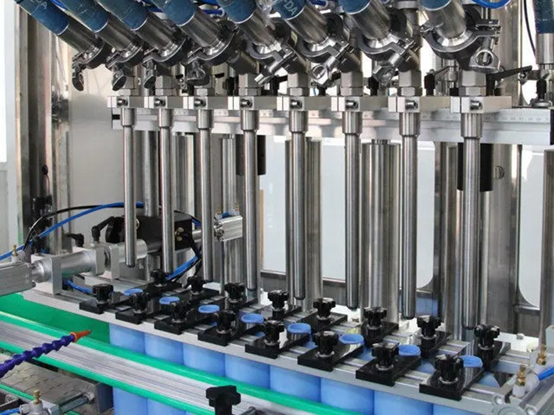 Průmyslový plnicí stroj